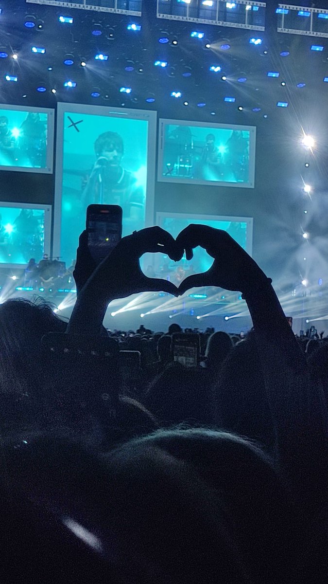 THR0UGHTHEDARK_'s tweet photo. un anno dal giorno più bello di tutti
"we will find a way through the dark"❤‍🩹 https://t.co/lhrTzb1AAy