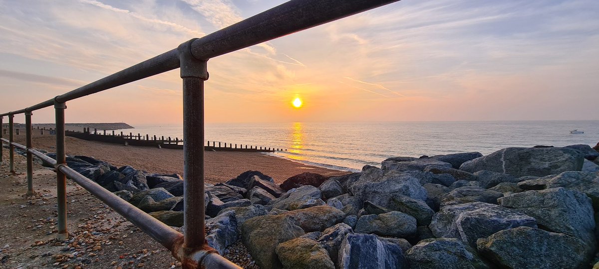 hazmac73's tweet photo. Little stroll to catch the sunrise, it may not have been as spectacular as some, but it's still another sunrise, another day, another opportunity #BeExcellentToEachOther #Sunshinebear https://t.co/yZPK09qTaP
