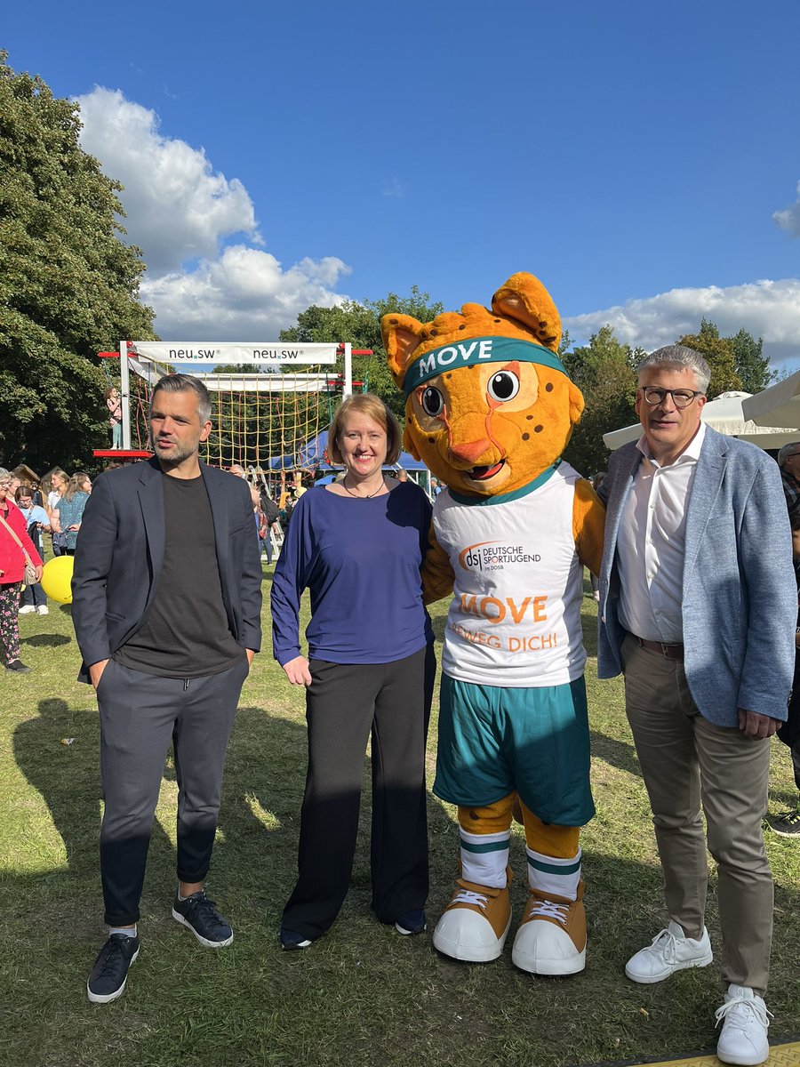 Mit <a href="/lisapaus/">Lisa Paus, MdB</a> haben wir gestern beim 4-Tore-Fest in #Neubrandenburg für #mentaleGesundheit im und durch Sport geworben! Trotz harter Debatten um diverse Kürzungen im Haushalt ziehen wir bei den wichtigen Themen an einem Strang mit dem @BMFSFJ 🤝 <a href="/dsj4sport/">Deutsche Sportjugend (dsj)</a>
