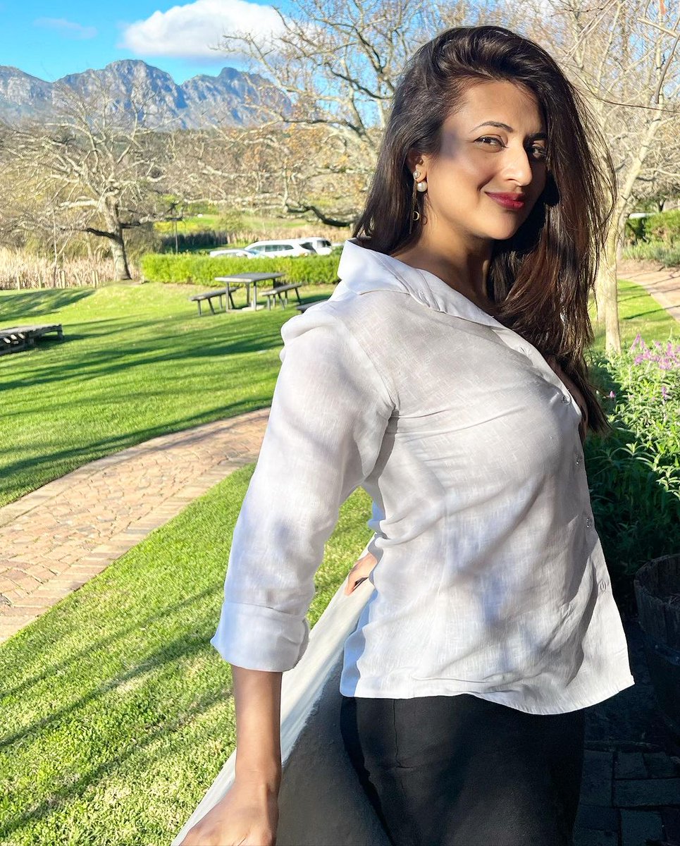feeds_live's tweet photo. Divyanka Tripathi Looks Stunning in White Shirt and Black Jeans.
#divyankatripathi #bollywoodactresses #bollywoodcelebrities #bollywoodstar https://t.co/WCmiOIi09d