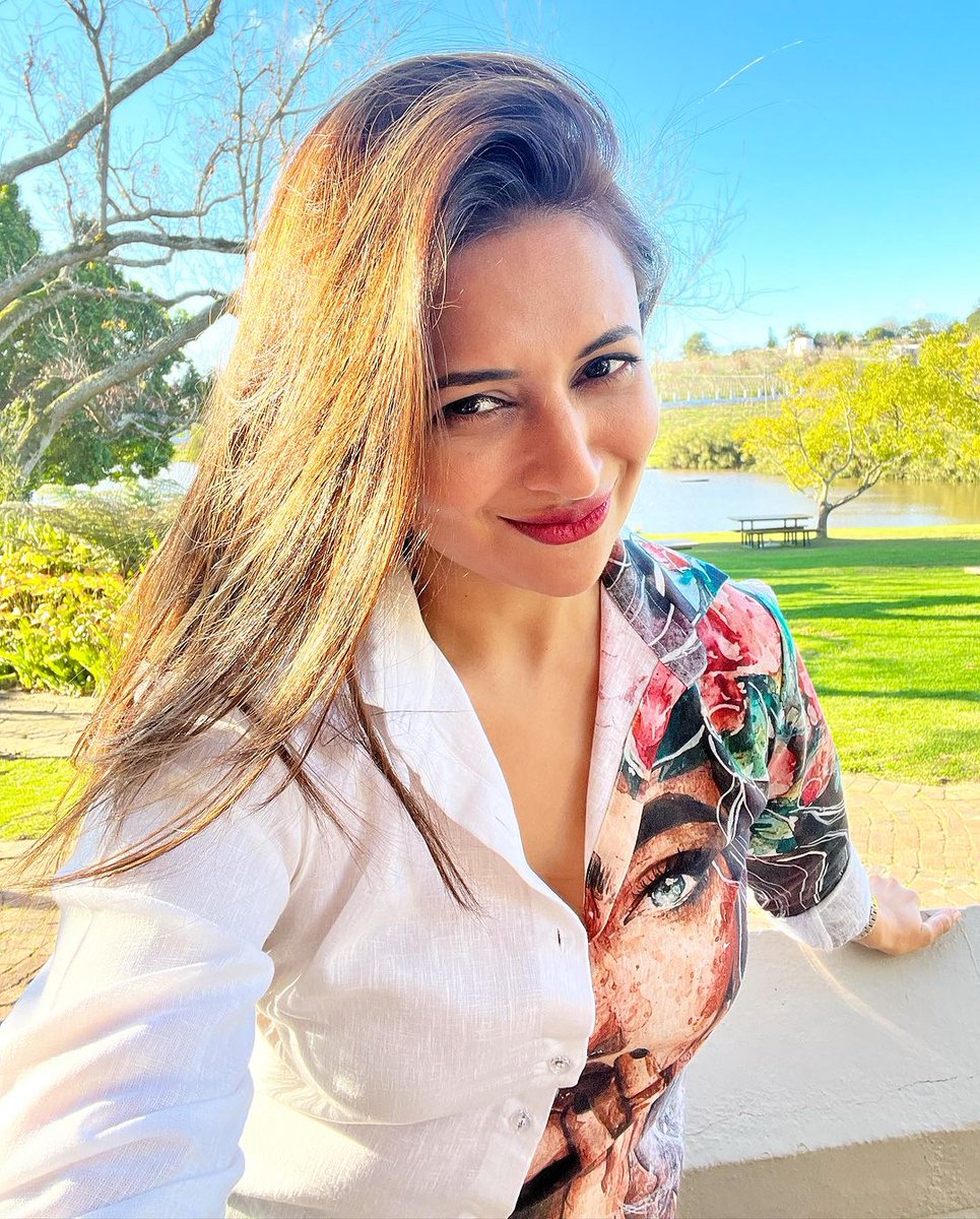 feeds_live's tweet photo. Divyanka Tripathi Looks Stunning in White Shirt and Black Jeans.
#divyankatripathi #bollywoodactresses #bollywoodcelebrities #bollywoodstar https://t.co/WCmiOIi09d
