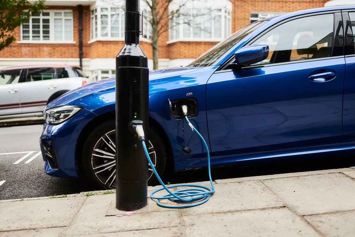 NoteslaMarketin's tweet photo. @alex_avoigt Flat cable is great, but I think the energy source should be as close to the car as possible. In UK they have @ubitricity that make’s lamp posts that are charging stations https://t.co/t9XO6KRjhh