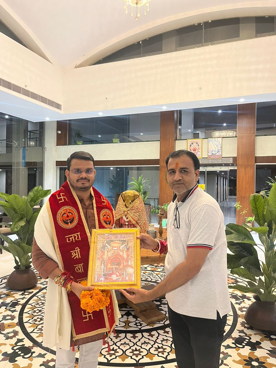 सीकर व चूरु प्रवास के दौरान विश्वप्रसिद्ध बालाजी धाम श्रीसालासर में दर्शन व सम्पर्क का सौभाग्य प्राप्त हुआ 

साथ में जयपुर प्रांत संगठन मंत्री श्री उपमन्यु राणा व कार्यालय मंत्री श्री राजेश विशनोई , विभाग संयोजक श्री नीतेश उपस्थित रहे 

#आनंदम #सालासर