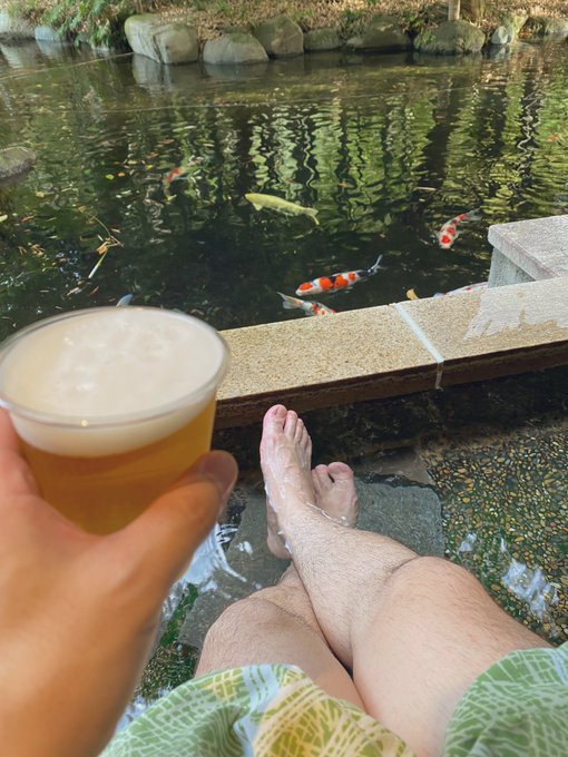 おっさんの生足と足湯とビールと鯉 https://t.co/RV68hTcENI