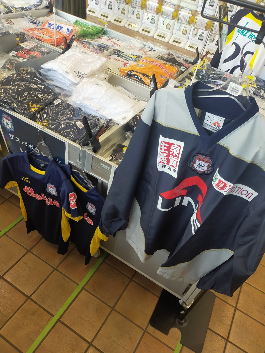 kendohkusatsu's tweet photo. 試合前にまた来た。昨シーズンの実使用ユニホーム上下が少なくなってたなぁ。 #thespa #FANBASE #ザスパクサツ群馬 #MoreAggressive #everonward #Jリーグ #カインズ https://t.co/iqkeP43IvX
