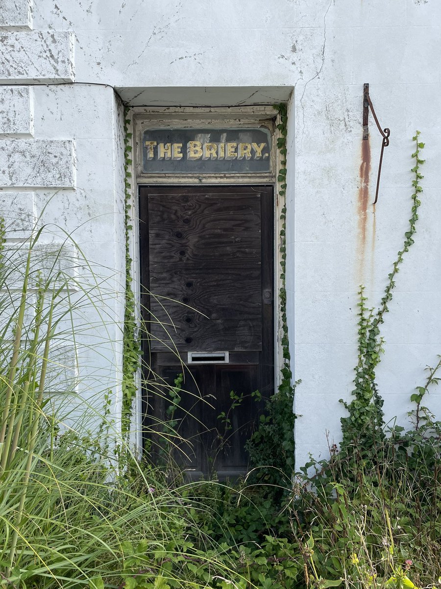 OllieGoddardGsy's tweet photo. A few doorways here and a metal gate! Donโt worry hate fans I will find some on my walk after brekkie! #Doors #Guernsey https://t.co/l1Kie1K2MB