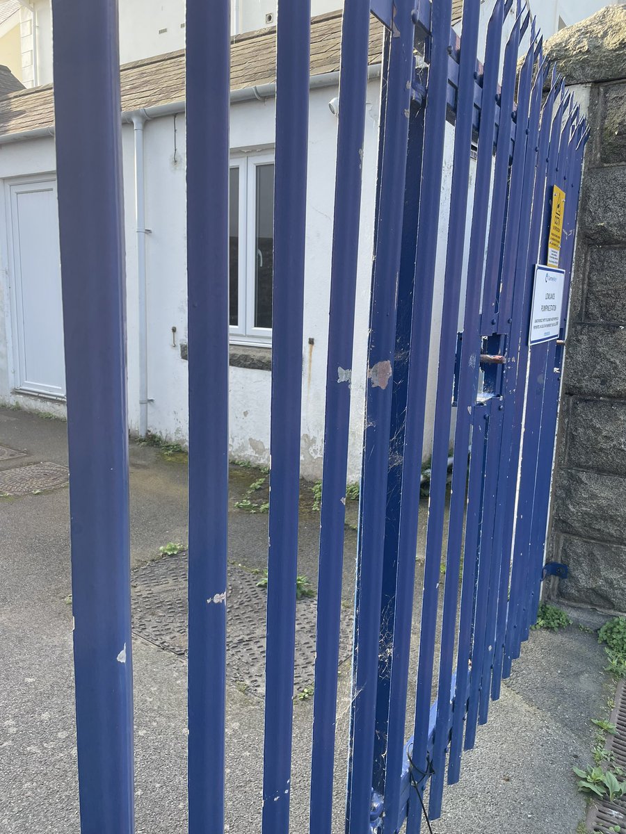 OllieGoddardGsy's tweet photo. A few doorways here and a metal gate! Donโt worry hate fans I will find some on my walk after brekkie! #Doors #Guernsey https://t.co/l1Kie1K2MB