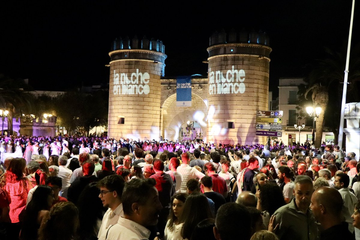 aytodebadajoz's tweet photo. 🌌 Una #NocheEnBlanco en #Badajoz para recordar ✨🌘

#NEBB23 @BadajozEnBlanco https://t.co/R8aiFRNdeE