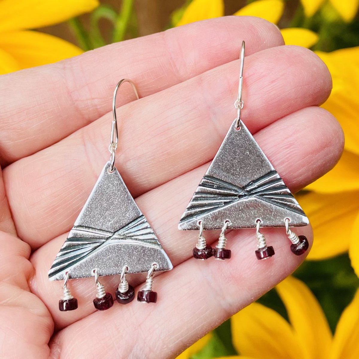 Jewellery that makes a statement!
silkpurseguild.com/product/geomet…
#UKGiftAM #ukgifthour #shopearly #shopindie #earrings #giftideas