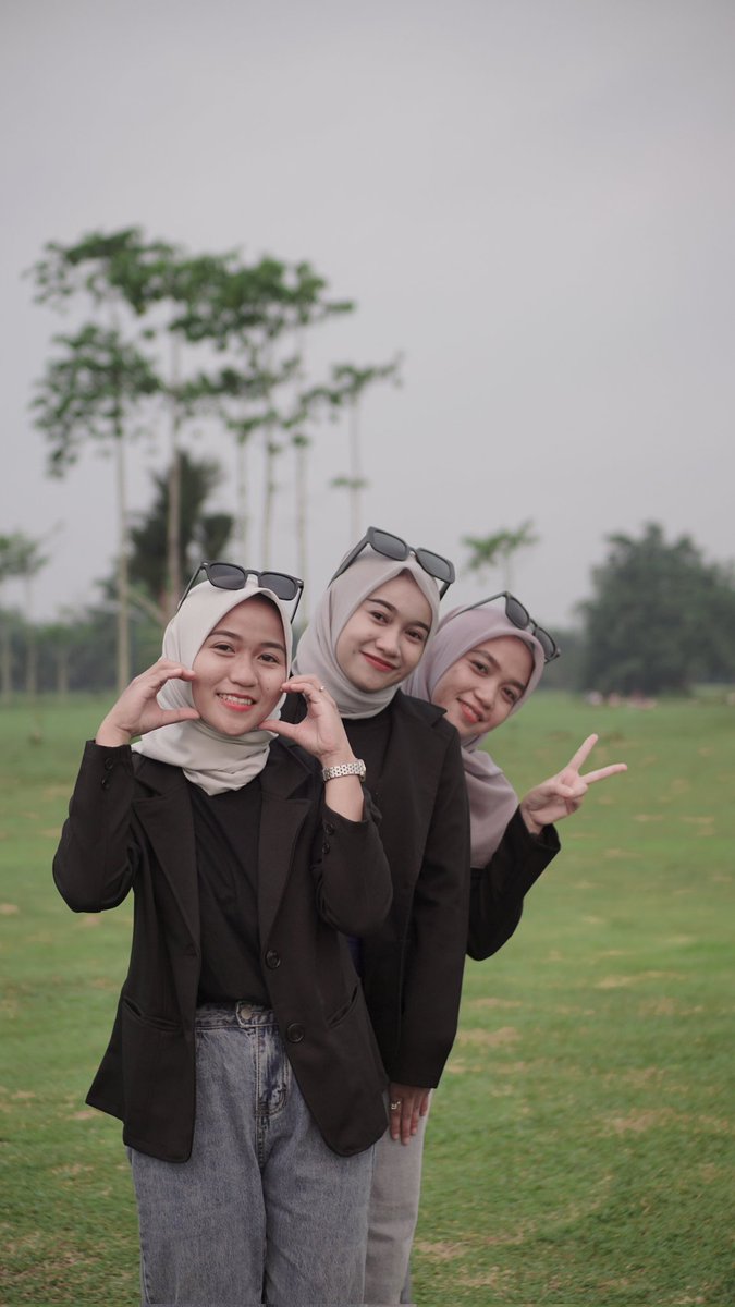 dhnad_'s tweet photo. Di awal perkuliahan kami bukan org yang saling kenal. Semua saling acuh. Sampai di pertengahan kuliah, satu persatu mulai menghilang. Hingga di fase mahasiswa akhir kami hanya bertiga menjalani drama skripsian. https://t.co/xIXDiZ6229