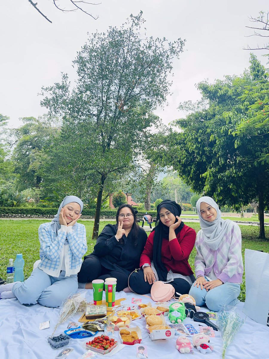 eejah_99's tweet photo. Picnic 🍽
@tkateeka @KangEuiOng @itmelaura_d
#DANITYDAY
#다니티
#DANITY
#강다니엘
#KANGDANIEL https://t.co/Jt2D7CoPLi