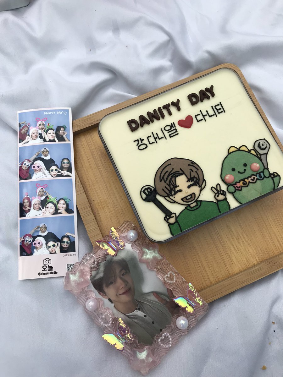 eejah_99's tweet photo. Picnic 🍽
@tkateeka @KangEuiOng @itmelaura_d
#DANITYDAY
#다니티
#DANITY
#강다니엘
#KANGDANIEL https://t.co/Jt2D7CoPLi