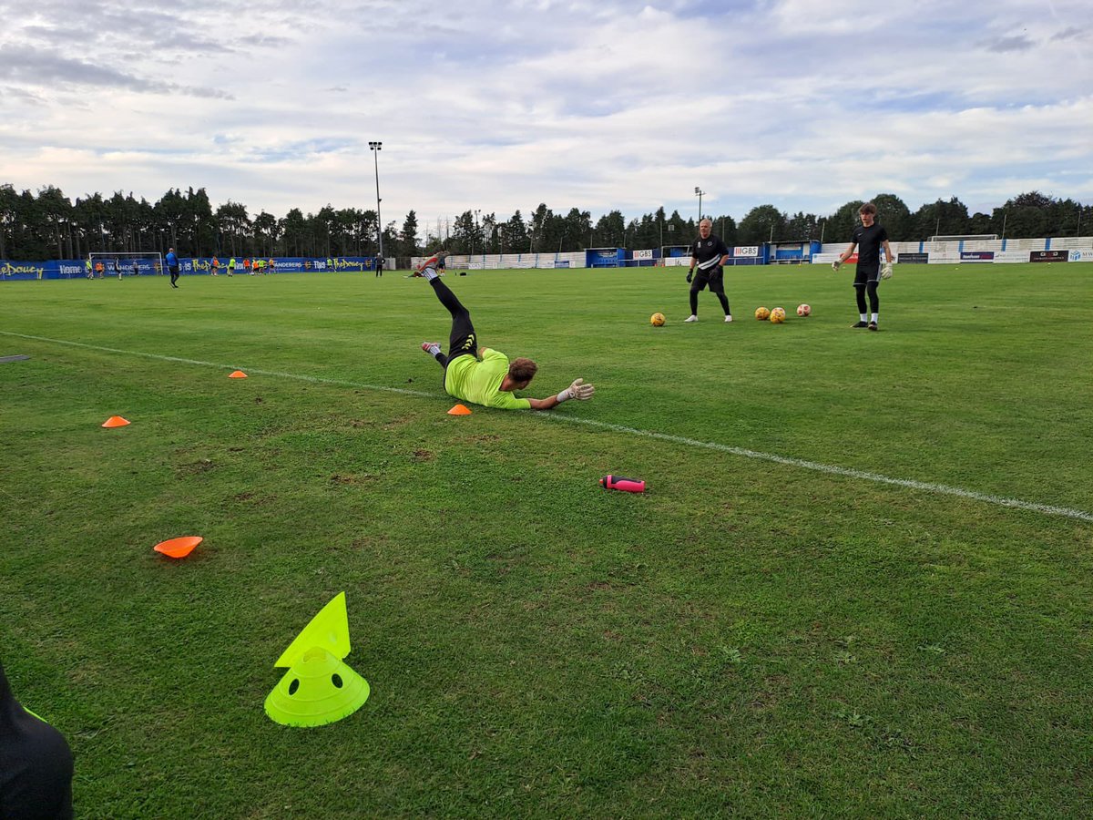 Keepercorts's tweet photo. Carl Pentney Keeper Academy.  Over 20 keepers will join our senior session tomorrow as we start our journey at Northern Gateway in Colchester.  Just off the A12.  7.30 til 9pm.
We can’t wait to start and welcome even more new keepers.
For the best keeper coaching, join us. AATK https://t.co/bk2N1I94Vu