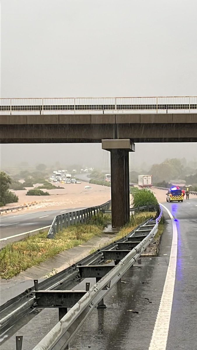 transit's tweet photo. 🟦 Imatges de les inundacions a l'AP-7, que continua tallada entre Freginals i Ulldecona

📷 @mossos https://t.co/wiz3x5Czpw