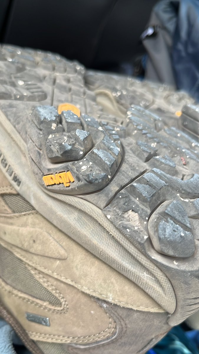 sumitonton's tweet image. 一年越しで証明完了。
初期不良かもとのことで新品交換頂けましたが、残念ながらデフォルトのようです。
MERRELLのモアブ3は富士登山にただの一回も耐えられません！！！ご注意下さい！！ハイキングシューズ謳うのやめた方がいいよww
#メレルモアブ3
#モアブ3
#merrel