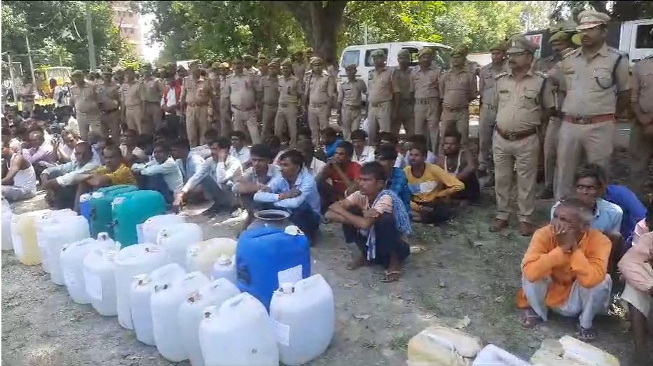 bstvlive's tweet photo. हरदोई- हरदोई पुलिस ने सभी थाना क्षेत्रों में चलाया अभियान, पुलिस ने अवैध शराब के विरुद्ध धरपकड़ अभियान, समस्त क्षेत्रों से 218 अवैध शराब व्यवसाई गिरफ्तार, लगभग 5000 लीटर अवैध कच्ची शराब बरामद, पुलिस ने 25 शराब बनाने की भट्ठियां की गई नष्ट. 

#Hardoi @hardoipolice https://t.co/WF9ngZV9CY