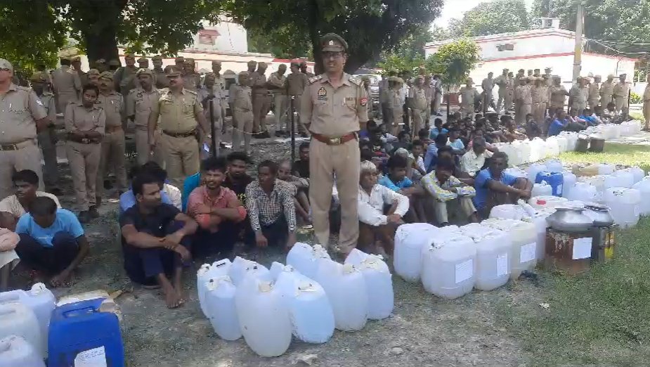 bstvlive's tweet photo. हरदोई- हरदोई पुलिस ने सभी थाना क्षेत्रों में चलाया अभियान, पुलिस ने अवैध शराब के विरुद्ध धरपकड़ अभियान, समस्त क्षेत्रों से 218 अवैध शराब व्यवसाई गिरफ्तार, लगभग 5000 लीटर अवैध कच्ची शराब बरामद, पुलिस ने 25 शराब बनाने की भट्ठियां की गई नष्ट. 

#Hardoi @hardoipolice https://t.co/WF9ngZV9CY