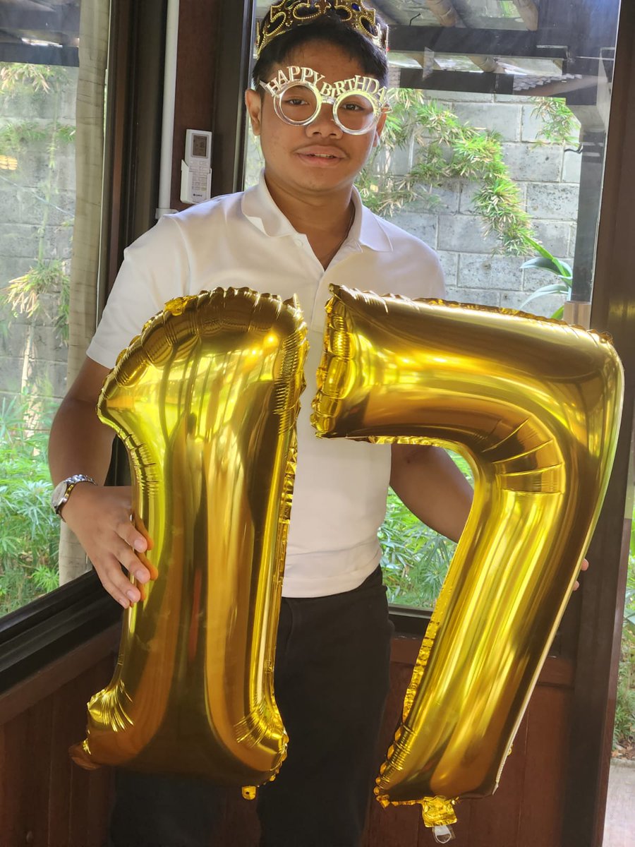 ForzaRino's tweet photo. Andra 17 tahun, gw masih ingat ulang tahun gw ke 17, tanpa perayaan, biasa2 aja, tapi sangat terasa karena bapak ibu masih ada danemberikan selamat penuh harapan, selamat ulang tahun anakku, semoga bisa lebih baik dibanding bapakmu dalam segala hal https://t.co/Nb6qQLawhX