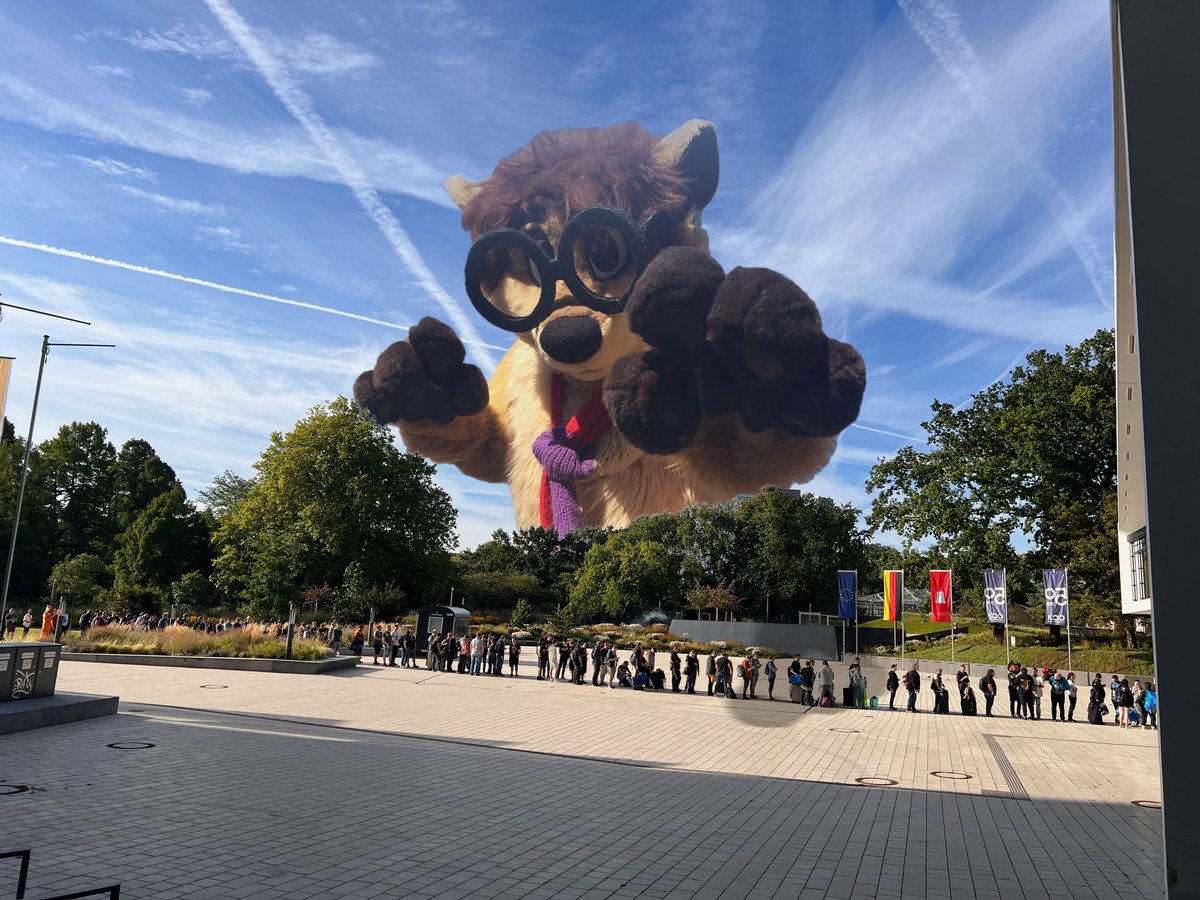 ThaboMeerkat's tweet photo. Ow wow! So many furries waiting in line for @eurofurence ! And I want to play with all of them!

#ef27 #eurofurence #furry #fursuit #furryfandom https://t.co/4W1pZxRV6u