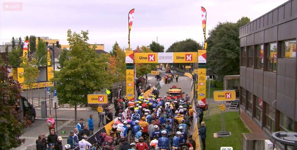 FirstCycling's tweet image. We are about to get underway at Gylne Gutuer, the 2nd race of the @UnoXdevelopment! #development 

Join us for LIVE coverage only @FirstCycling: firstcycling.com/udw.php