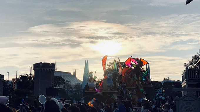 ディズニー40周年パレードだった…!!ディズニー最推しのベイマックスのゴーゴーが出てきたところで興奮がマックスに達した 