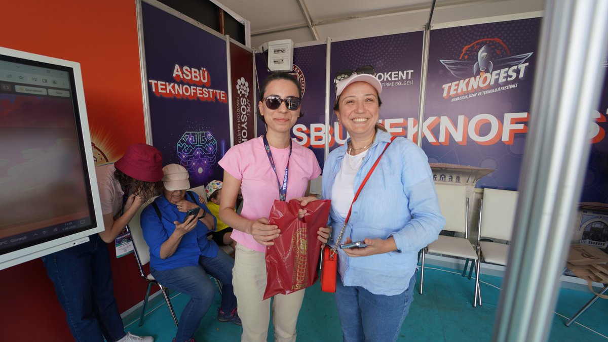 ASBUedu's tweet photo. TEKNOFEST Ankara'nın son gününde de stant etkinliklerimiz sizleri bekliyor. J-11 numaralı ASBÜ TEKNOFEST standında Sosyal İnovasyon ve Sosyal Girişimcilik Farkındalık Yarışmasına katılabilirsiniz.
Yarışmada başarılı olanlara sürpriz ödüller verilmektedir.

#teknofestankara https://t.co/1JVSlaFsk6