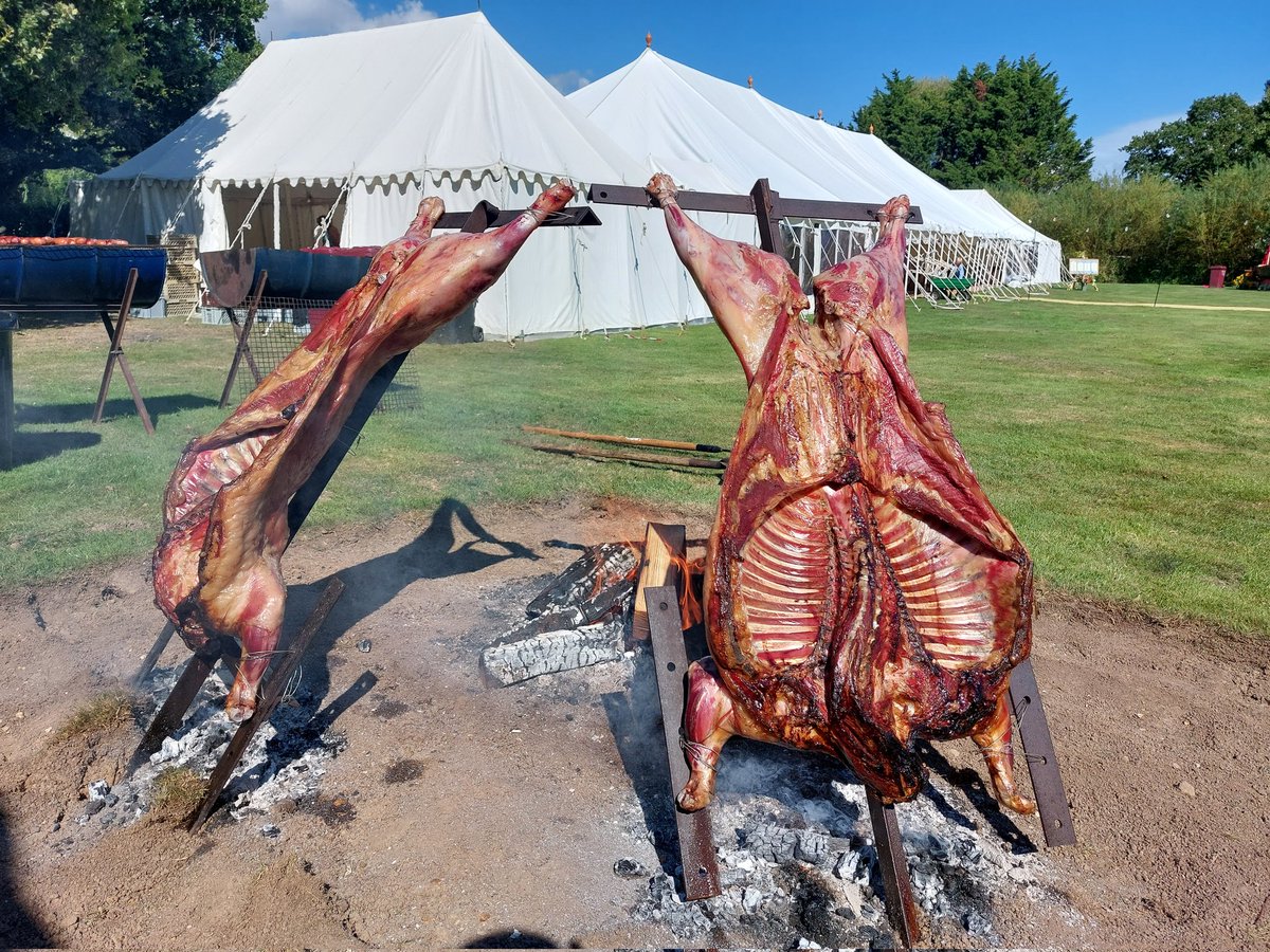 AndrewFearyBBQ's tweet photo. A fabulous day in West Sussex yesterday. Two lambs, 4 butterflied legs of lamb and countless chorizos devoured by a hungry crowd. Thanks to @fconisbeeandson for the lamb @Asado @manfiremeat https://t.co/pWhqfT0bkD