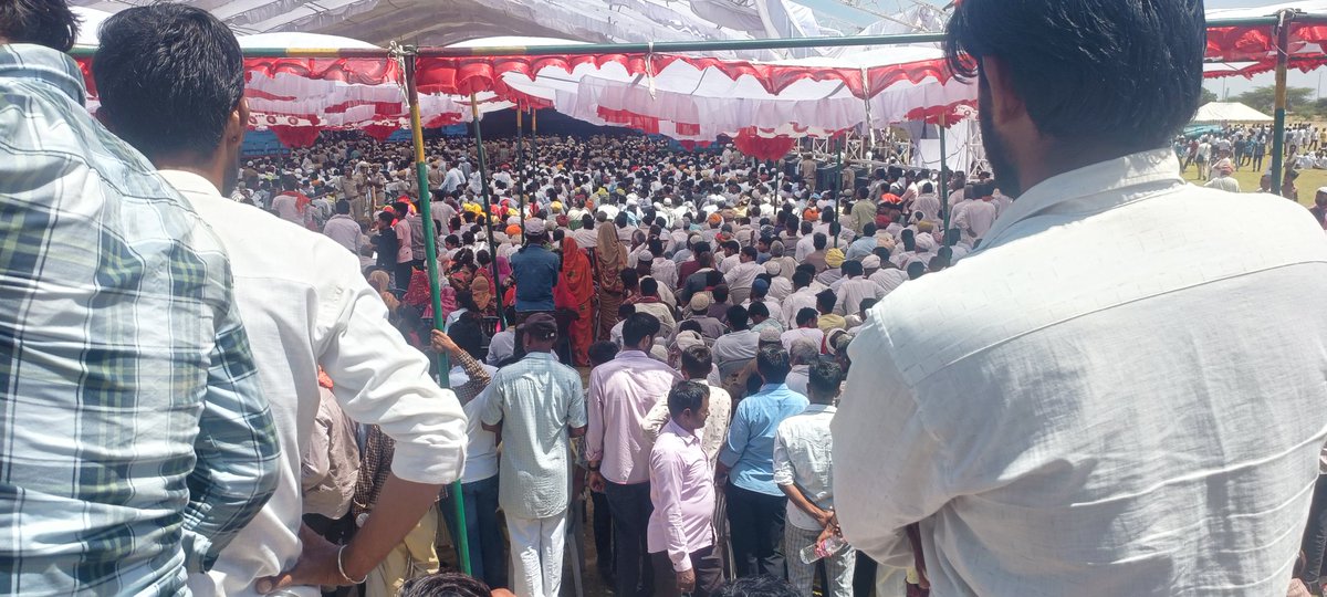 malijignesh73's tweet photo. ये भीड़ #जननायक के विकास और जन कल्याण कारी योजनाओ और प्रगति की राह को दिखा रही है आम जन में सुकून और राहत के संदेश को दिखा रही है आज #फलोदी की जनता ने दिखा दिया CM साहब हमारे दिलो में बसते हे ये भीड़ बदल देगी राजस्थान के इतिहास को #गहलोत_फिर_से के नारे से गूंजा फलोदी स्टेडियम 1/2 https://t.co/nCMdNO1XrA