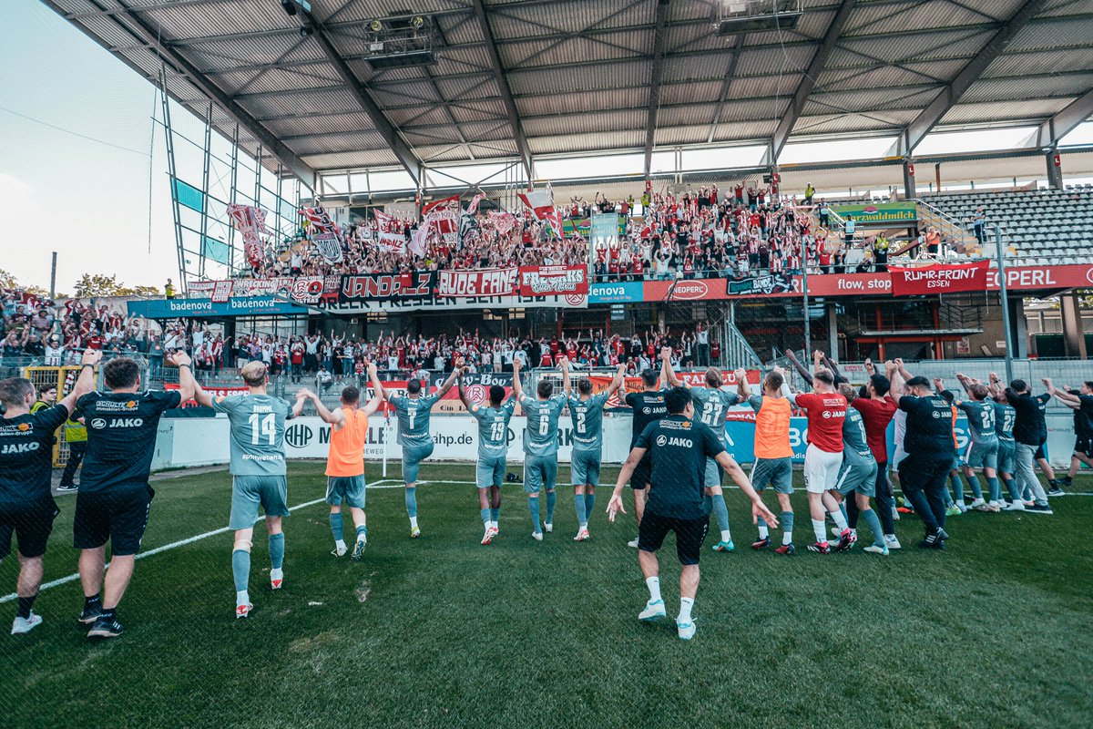 rot_weiss_essen's tweet photo. 😍 Vorstellung von einem perfekten Samstag? 
RWE-Fans so: 👇 

#immeRWEiter #nurderrwe #SCFRWE https://t.co/HckqazK4jb