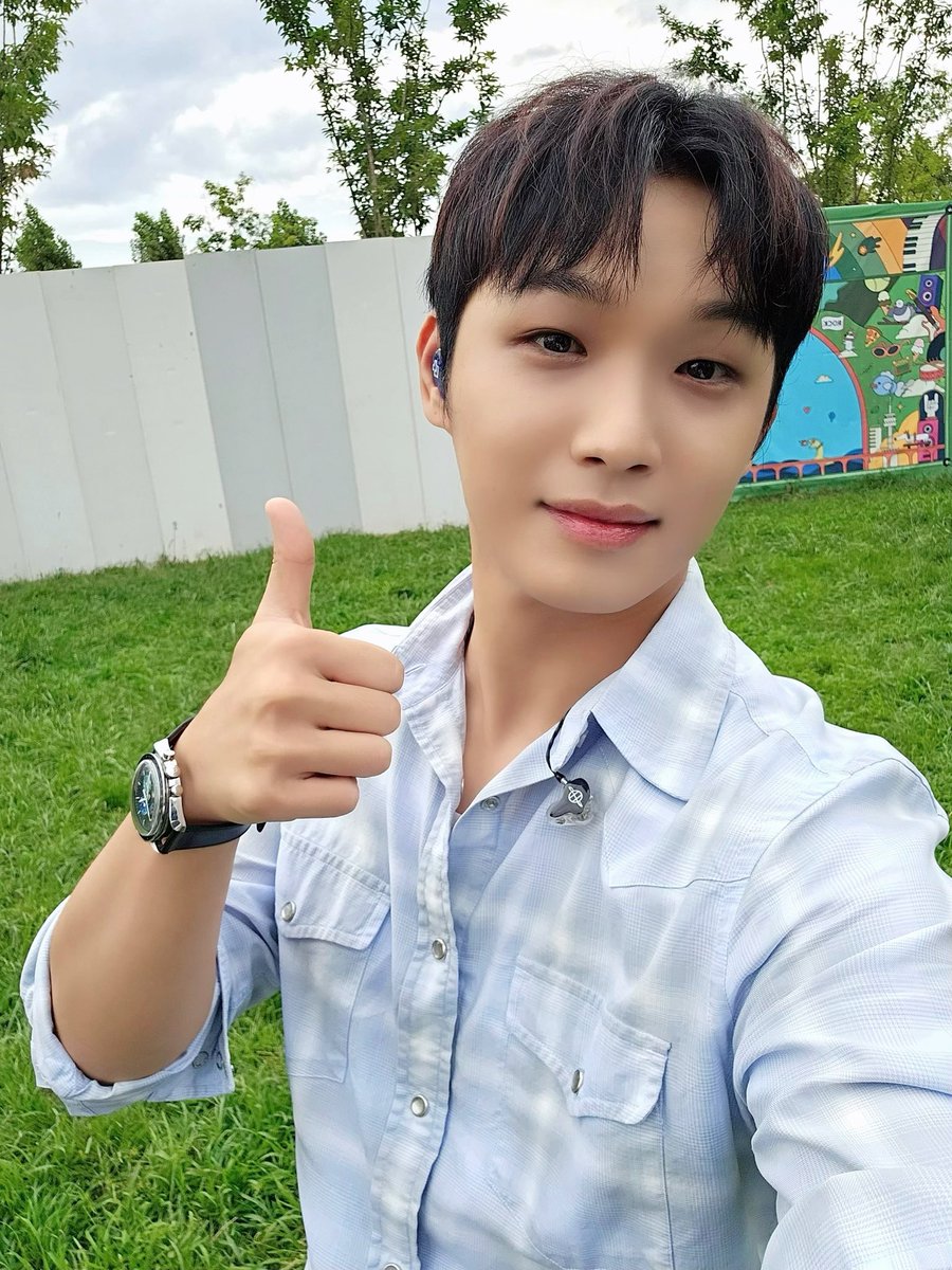 OFFICIALBTOB's tweet photo. [📸] 230903 @ #렛츠락페스티벌

바다와도 같았던 현식의 렛츠락페스티벌 무대!
멜로디와 함께 여름을 즐길 수 있어 
행복한 하루였습니다🌿
고마워요 멜로디💙
 
#비투비 #BTOB
#임현식 #LIM_HYUNSIK https://t.co/WvzI6iaavs