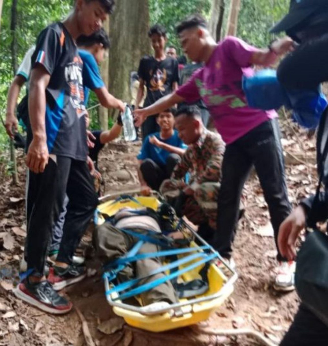mynewshub's tweet photo. Wanita kena rasuk ketika daki Bukit Jugra

KUALA LANGAT – Pendakian enam sekeluarga di Bukit Jugra Trail, Banting di sini bertukar detik cemas apabila salah seorang daripadanya dipercayai dirasuki gangguan makhluk halus, hari ini.

Mangsa merupakan wanita berusia 20-an itu kemudiannya juga didapati meracau sebelum ahli keluarga menghubungi pihak bomba.

Penolong Pengarah Operasi Bomba Selangor, Ahmad Mukhlis Mukhtar berkata, pihaknya bergegas ke lokasi kejadian selepas menerima panggilan kecemasan pukul 12.24 tengah hari tadi.

Katanya, sepasukan enam anggota termasuk pegawai dari Balai Bomba dan Penyelamat (BBP) Banting dikerah dalam operasi menyelamat berkenaan.

“Siasatan mendapati wanita berusia lingkungan 20-an itu mendaki bukit berkenaan bersama lima ahli keluarganya.

“Selepas mendaki sejauh tiga kilometer (km), mangsa yang sudah bekerja itu dipercayai meracau dan dirasuk makhluk halus,” katanya ketika dihubungi hari ini.

Tambah Ahmad Mukhlis, pihaknya kemudian bertindak membawa turun mangsa dengan alat pengusung.

“Wanita itu dalam keadaan selamat dan tidak mengalami sebarang kecederaan.

“Operasi itu memakan masa selama sejam dan mangsa diserahkan kepada keluarganya bagi tindakan lanjut,” katanya. – KOSMO! ONLINE

Oleh ISKANDAR SHAH MOHAMED
3 September 2023, 2:59 pm