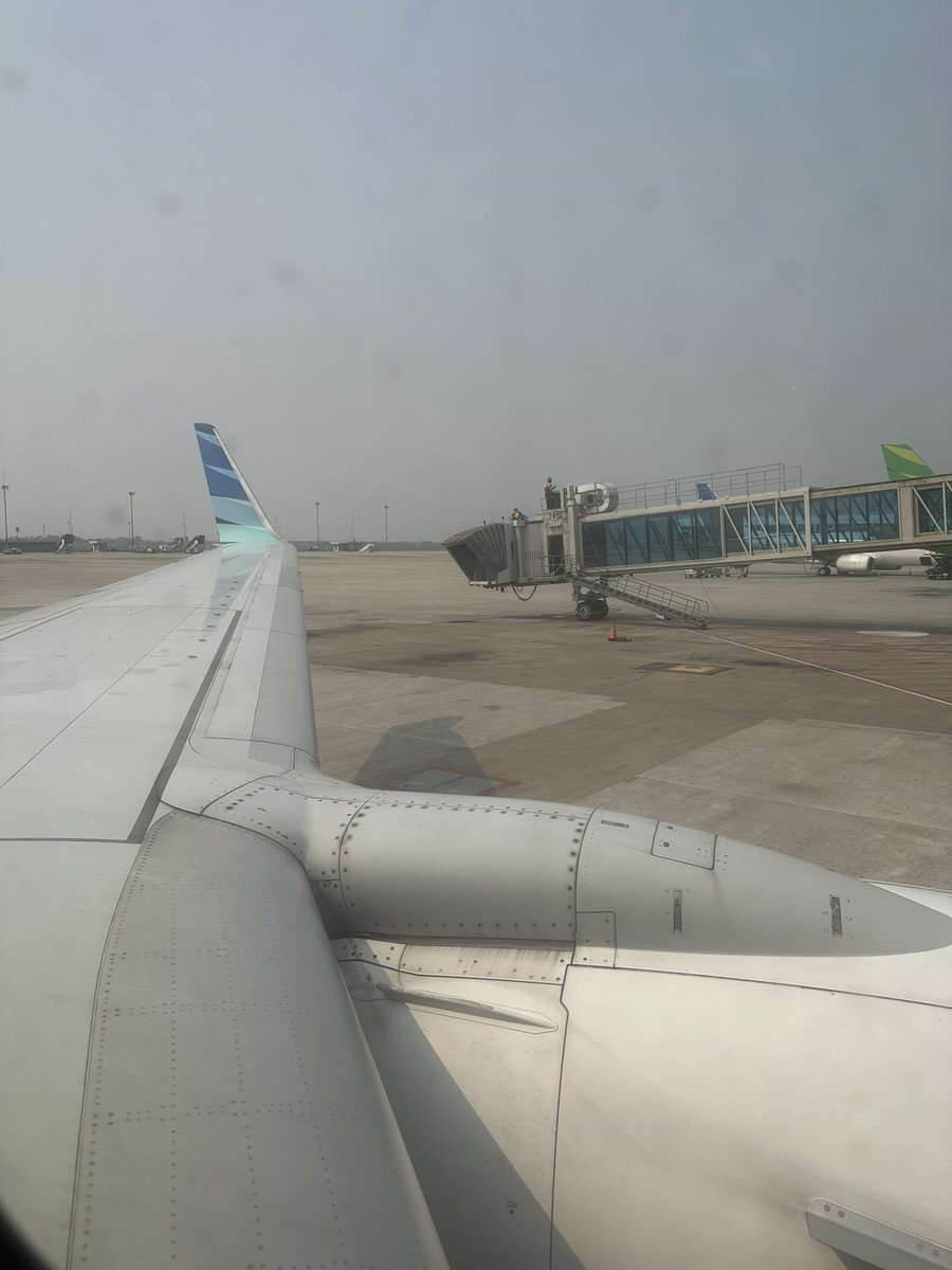 trilis's tweet photo. Boarding jam 2:15, dan skg udah jam 15:34 masih dijemur dalam pswt @IndonesiaGaruda @AngkasaPura_2 ga ngerti lagi https://t.co/NzSCz1BpLV