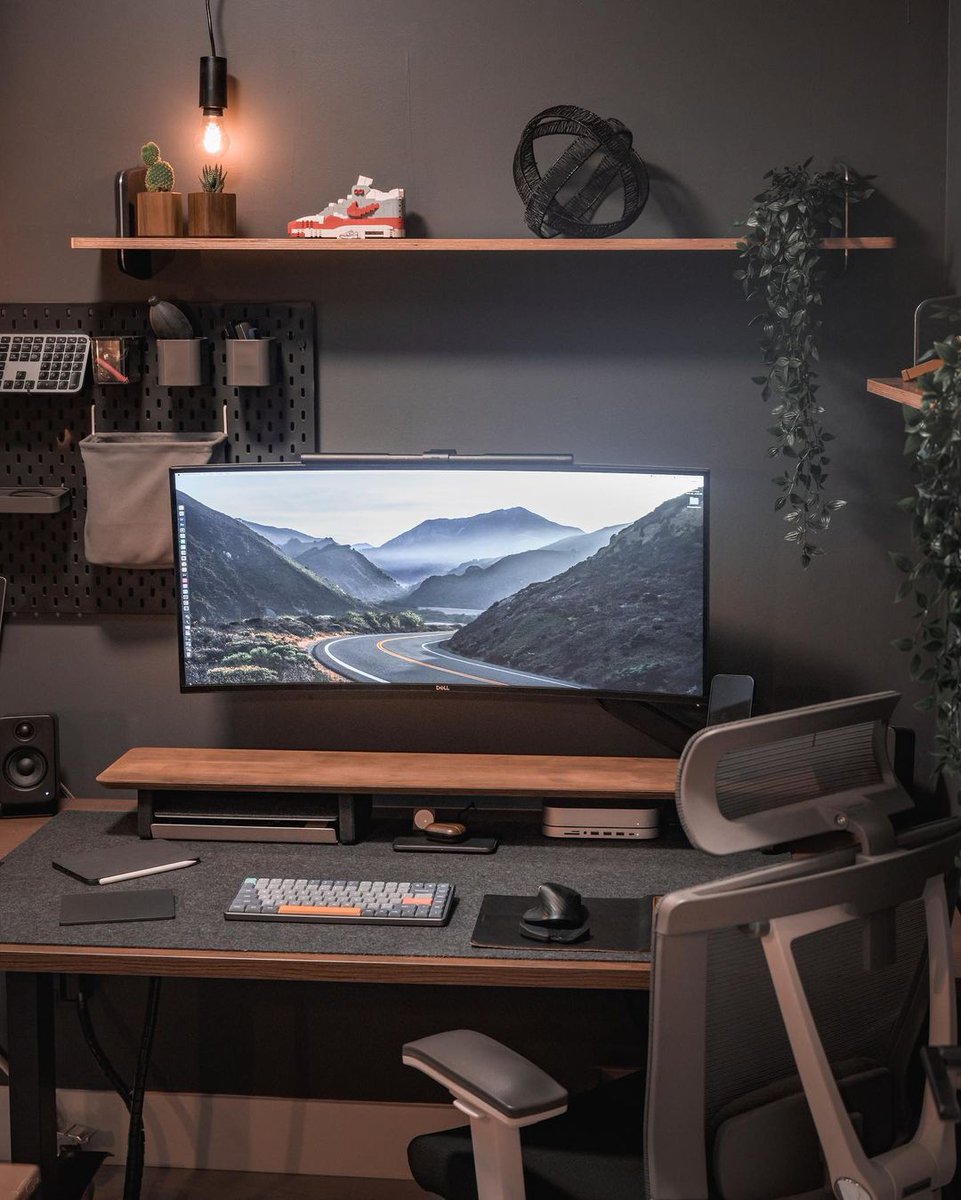 Top1Reviews's tweet photo. So with the shelf falling the other night, i had to rearrange how the wall was set up. Placed the pegboard now next to the monitor to hide the holes from where the shelf was and centered the monitor again🤷🏻♂️
#nuphy #nuphyair75 #keyboards https://t.co/bp7FyXffGa