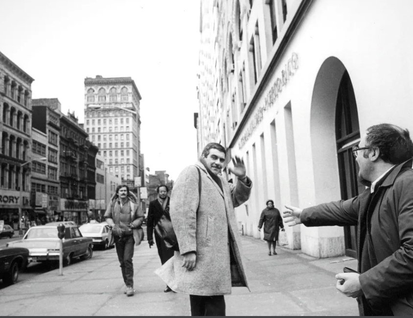 З сентября 1941г, в Уфе в эвакуации, родился толстый застенчивый мальчик. СЕРЁЖА МЕЧИК-ДОВЛАТОВ-один из моих любимейших писателей.
Он прожил, всего 48 лет и за 12 лет эмиграции в США, опубликовал 12 книг!
Только за одно  ЭТО, можно уважать Америку!
Несломленный вечный Довлатов!