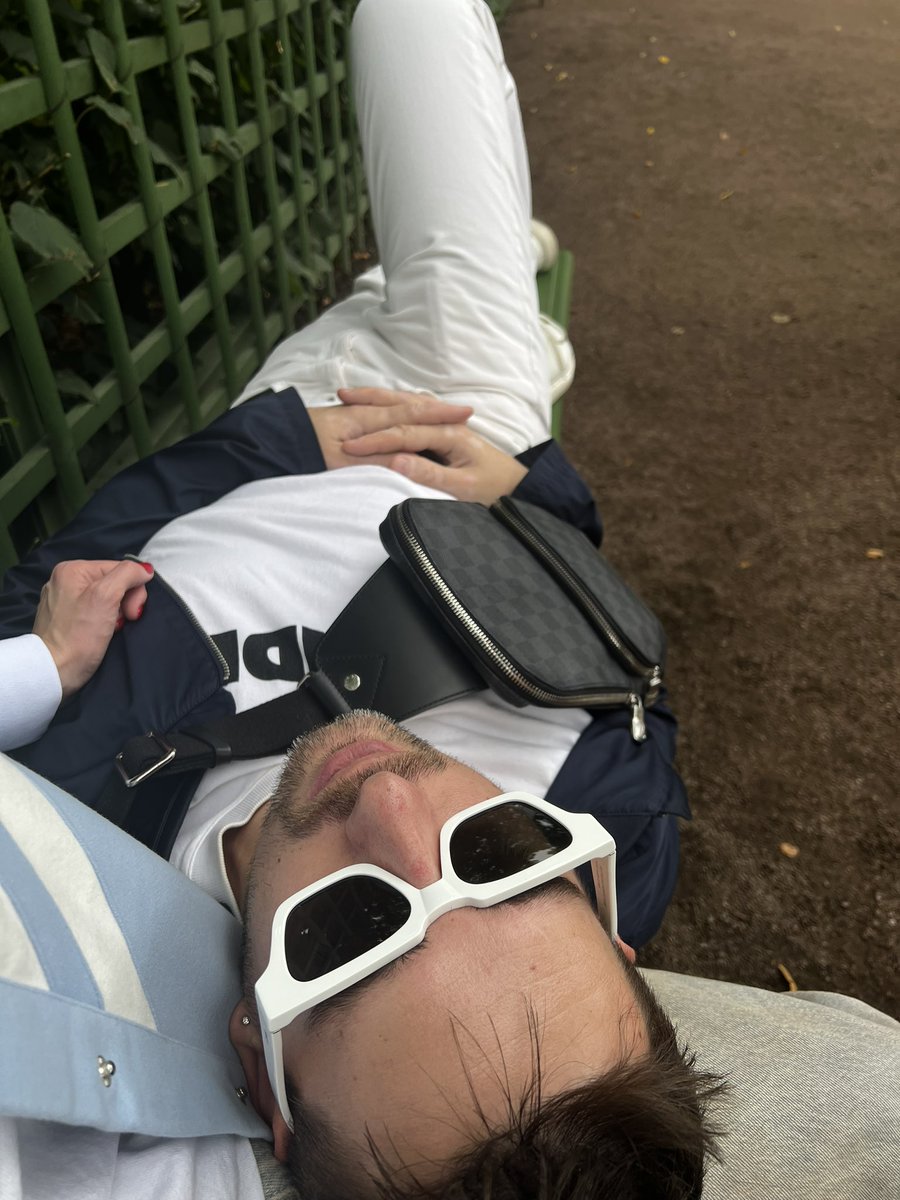 sizintseva's tweet photo. Можно было бы подумать, что это романтичная сцена в Летнем саду, но это было бы совсем не про нас. @FuckinAdvice  просто решил разыграть карту бомжары и приспать https://t.co/rZEs1lWUe4