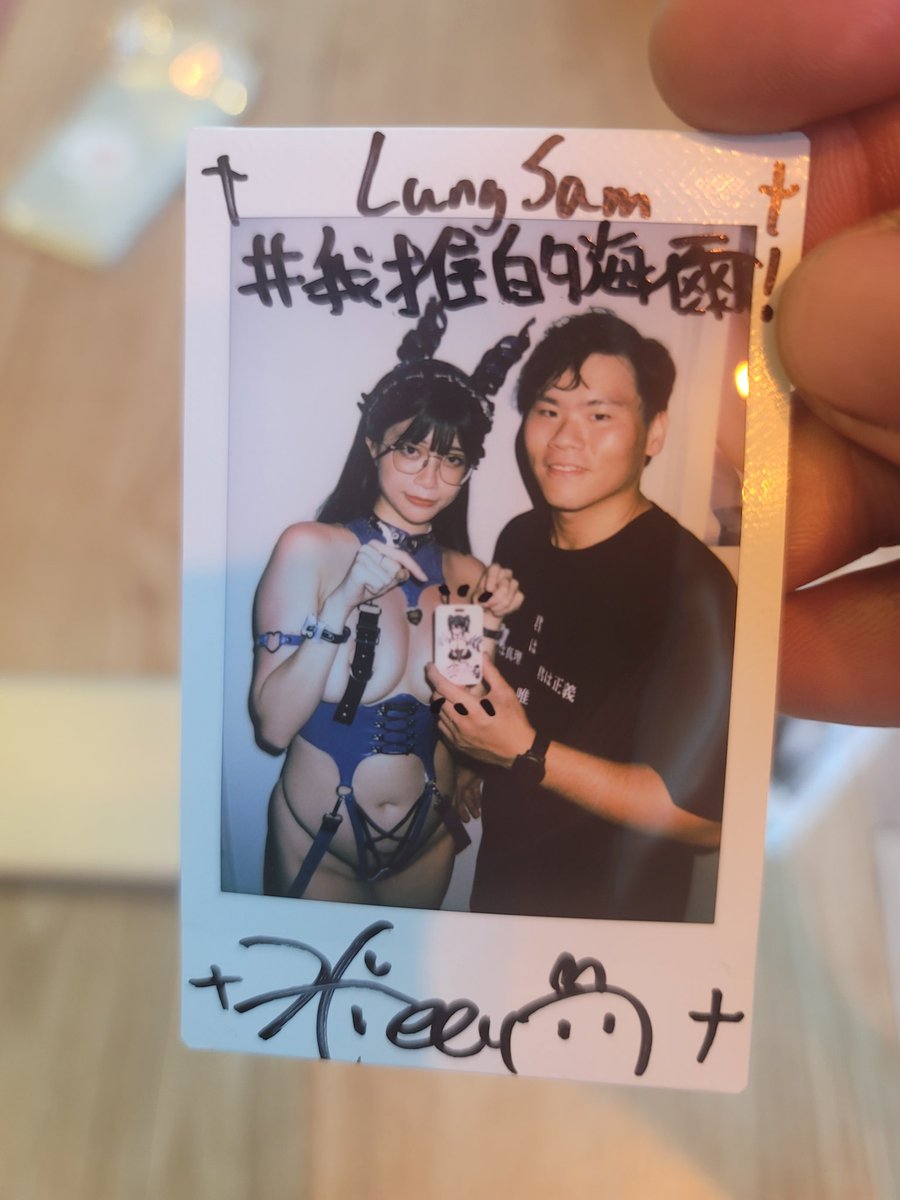 LungSam7's tweet photo. 昨天忘記上傳了😆台北早上爆熱🥵今天天氣外面雖然不優~但有風還是挺涼的~
但還是很開心見到我推~@HIEEY_HEIKA
聊的很開心😆也玩的很開心~
希望場後能夠好好休息~可惜台灣這兩天都有颱風🥹不然希望你場後能夠好好逛逛台灣~
#COSFANS #cosfans #CF01 https://t.co/aoxA22zA3v