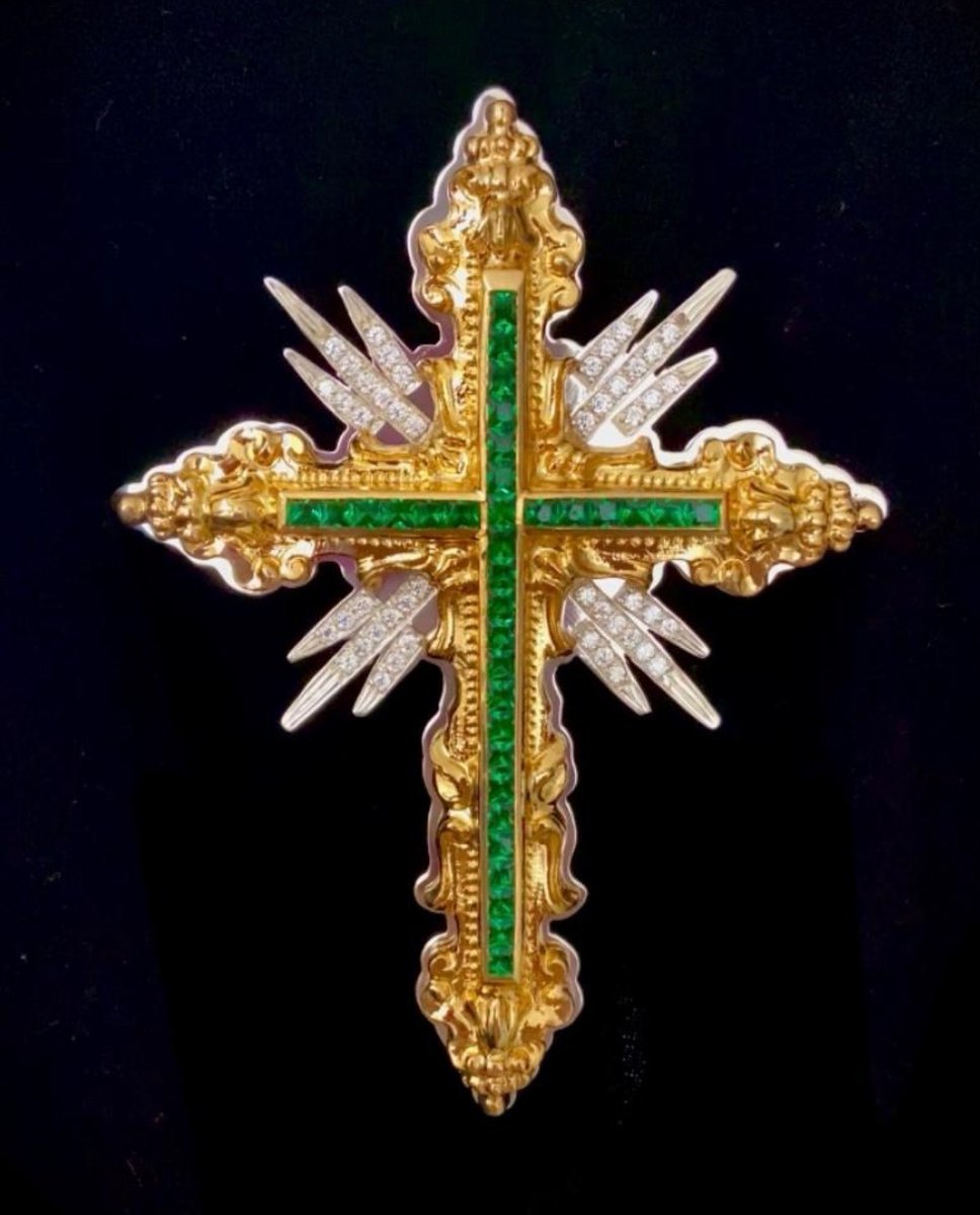 Prendidoenubeda's tweet photo. Donación de una Cruz Pectoral para María Santísima del Auxilio, realizada en plata chapada en oro por el orfebre hispalense Ramón León Losquiño #Prendimiento #Úbeda #Salesianos https://t.co/X1EfY50rKG