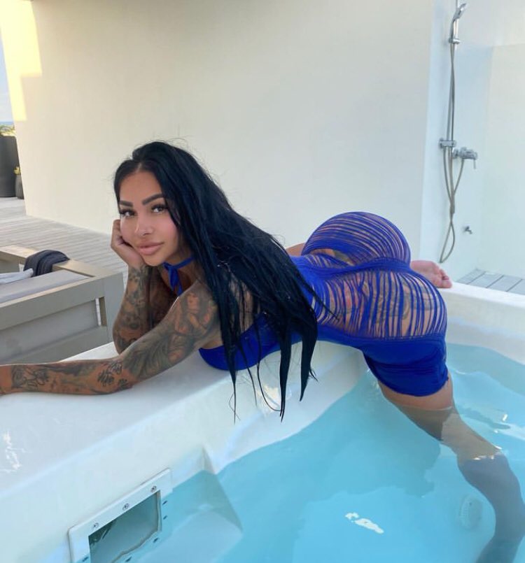 EnvyOfMost's tweet photo. Bad Bitch, never average!💋 https://t.co/B3kr4ZyBpu
