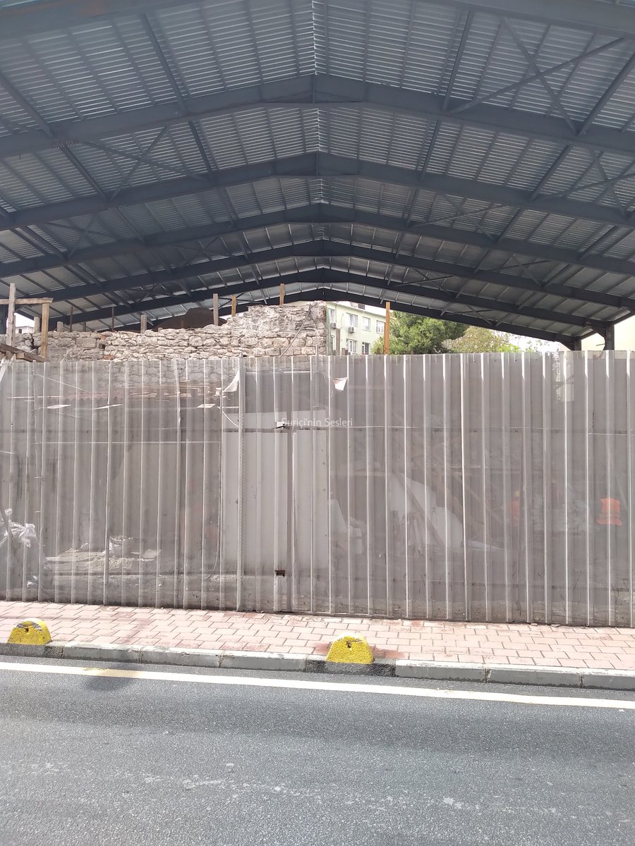 Restorasyonu yapılan eserlerin veya arkeolojik kazı yapılan alanların şeffafa yakın malzemelerle kapatılmasını doğru ve hoş bir uygulama olarak görüyorum. Örnek olmalı. Kurumuna, çalışanına, yöntemine güvenin tezahürü.

Haseki'deki Hürrem Sultan Hamamı, Mayıs 2023.