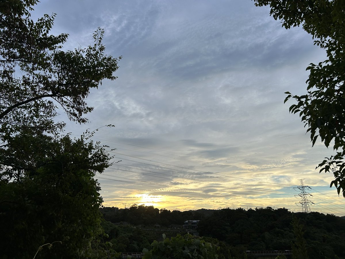 mits_i's tweet photo. I thought it was unlikely that I would see the sunset today, so I was glad that I was able to take a photo at dusk. 😄 https://t.co/hvnzDcNceQ