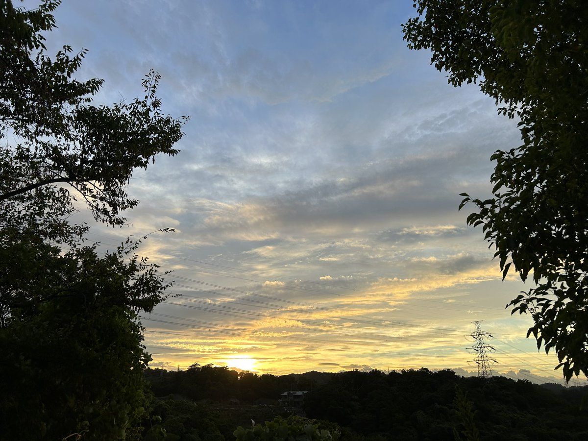 mits_i's tweet photo. I thought it was unlikely that I would see the sunset today, so I was glad that I was able to take a photo at dusk. 😄 https://t.co/hvnzDcNceQ