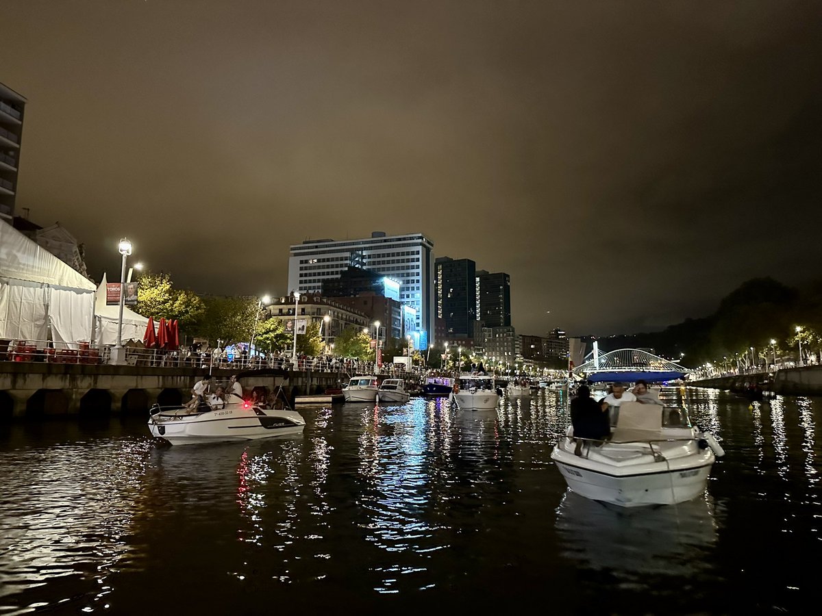 🎇 🆘 🛟 Participando en el dispositivo de seguridad de los fuegos artificiales en la ría, de la #AsteNagusia2023 de Bilbao.
Datorren urtera arte 🙌🏻
#volunteer  <a href="/CruzRojaBizkaia/">Cruz Roja en Bizkaia - Bizkaiko Gurutze Gorria</a>