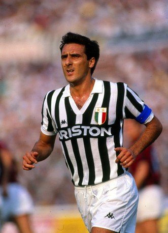 Massimi67339505's tweet photo. Campione del Mondo...Campione d'Europa..Campione d'Italia..e soprattutto Campione di Vita..di una #Juventus indimenticabile..

Non Ti dimenticheremo Mai..Gaetano 
Capitano #Scirea ❤️ https://t.co/Ayc6PXuKMl