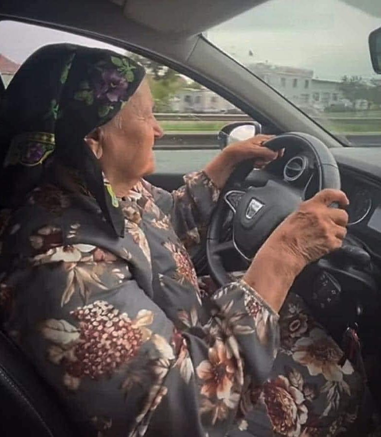 arabmemesss's tweet photo. أنا وأنا عندي ٩٠ سنة بعد ما أخيرا اشتريت العربيه من مرتبي إللي كنت بحوش فيه من العشرينات : https://t.co/tqAdexoEN8