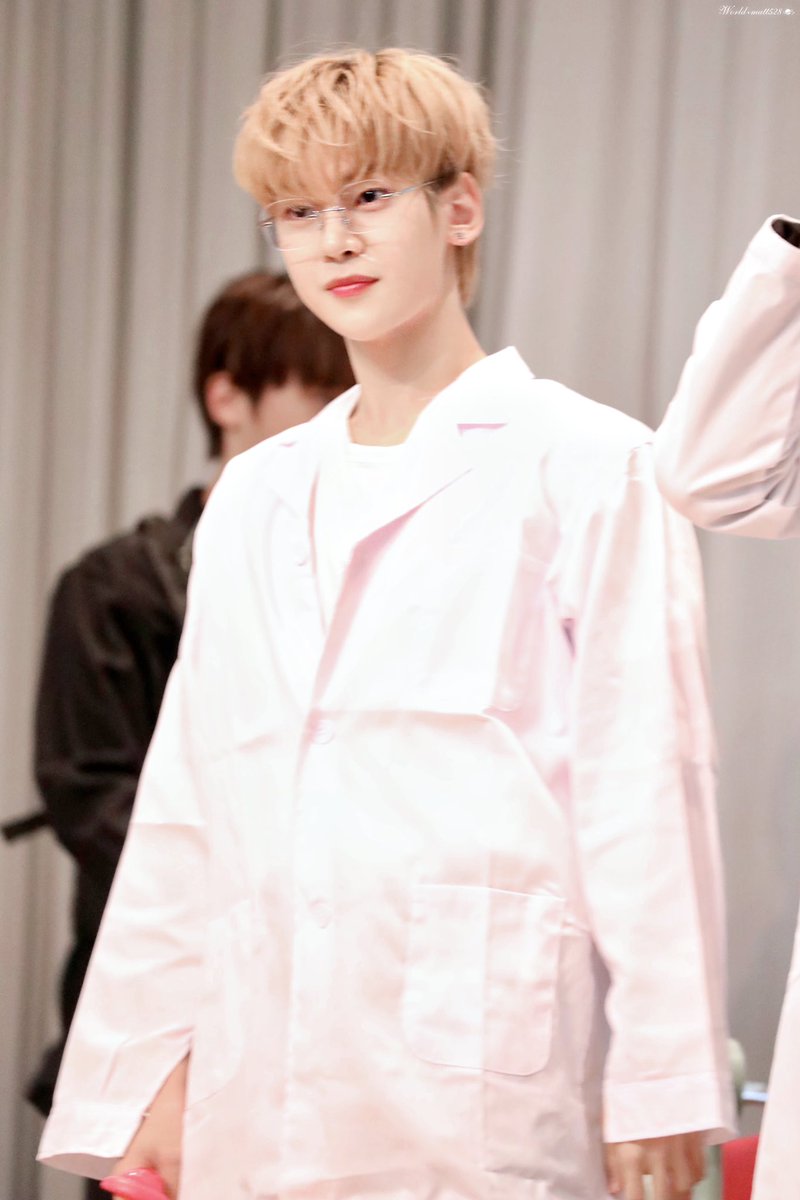 230827 비트로드 대면 팬싸
     안경튜

#ZEROBASEONE #ZB1 #SEOKMATTHEW #제로베이스원 #석매튜 #石友铉 #ソクマシュー