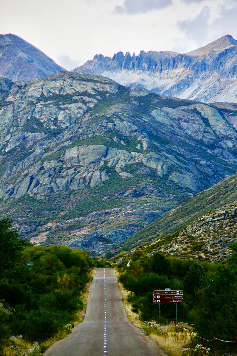 BorjaBarba's tweet image. Las Agujas de Cardaño (y a su derecha el Pico Tres Provincias), vistas desde la carretera que conduce a Cardaño de Arriba, uno de los pueblos más remotos de la #MontañaPalentina.