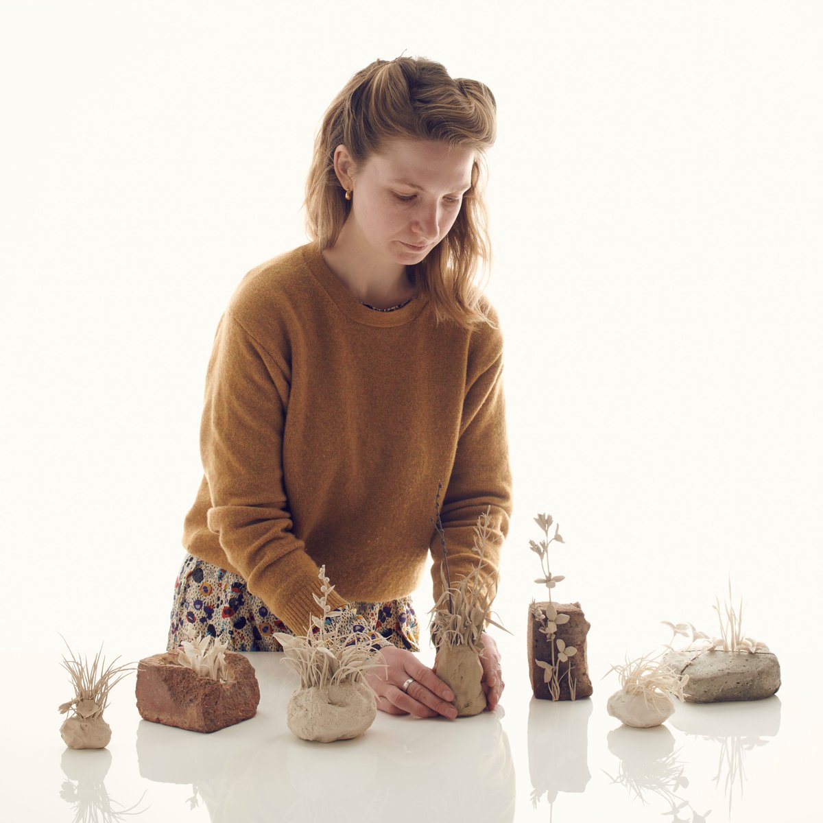 HWSomerset's tweet photo. ✨ Welcoming Katie Spragg as our new artist-in-residence for September in collaboration with #HWMake.
@spragg_katie is a ceramicist whose porcelain sculptures question the evolving patterns in which humans and plants co-exist.
🔗 https://t.co/xpBYRWYtKq
📸 Sylvain Deleu https://t.co/TbNXudGQNm