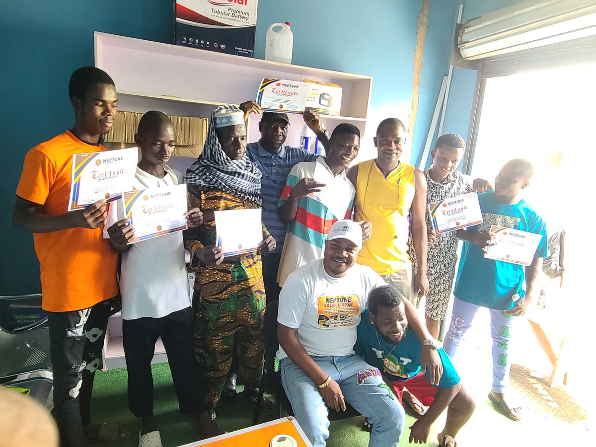 kingmedott's tweet photo. Congrats to all our passing out solar energy Trainees@ Neptune solar energy
#SOLAR 
#IbadanDoctors 
#lagos 
#NeptuneNetwork 
09032155947 https://t.co/ijjhE5IJKL