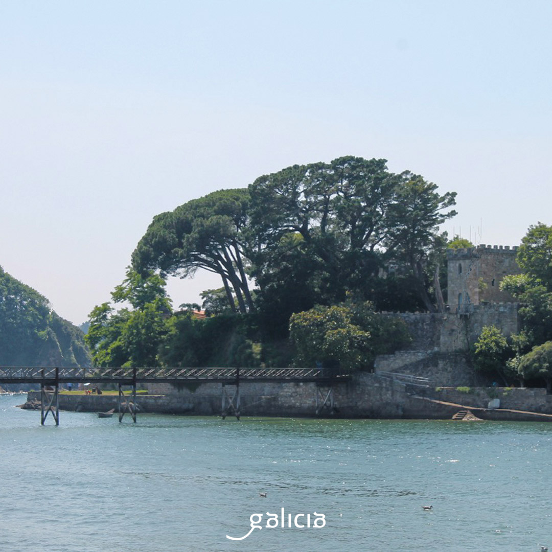 Turgalicia's tweet photo. 🏰 El castillo de Santa Cruz es uno de los símbolos más importantes del ayuntamiento de Oleiros y una parada obligada si visitas esta zona, muy cercana a la ciudad de #ACoruña. ¡Te lo recomendamos!
#Oleiros #CasteloDeSantaCruz #Galicia #GaliciaSientaBien #GaliciaSentaBen https://t.co/bIMMYJtXT5