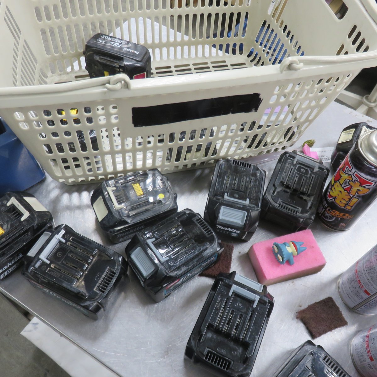 actool_8go's tweet photo. こんにちは！
アクトツール川崎店です。
ついに月曜日から写真に写っている物の中古販売を解禁します！台数限定ですよ！
月曜日から販売開始しますよ！！
詳しくはスタッフにお訪ねください。
＃アクトツール川崎店 ＃国道246号 ＃工具買取
＃工具買取 ＃中古バッテリー ＃マキタ https://t.co/OSc6v8HOmS